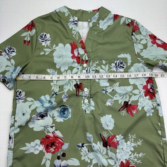 Green Floral Blouse Size Medium V Neck Buttons Short Sleeve Printed Lightweight - Picture 5 of 6